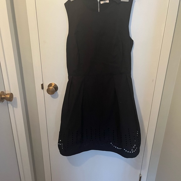 Gap Woman’s sleeveless black summer dress. Zipper back.detailed bottom. Large - Picture 1 of 9